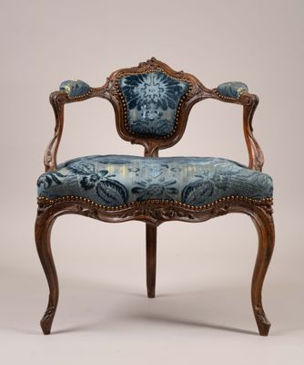 une image représentant une chaise dont l'assise est recouverte d'un tissu bleu