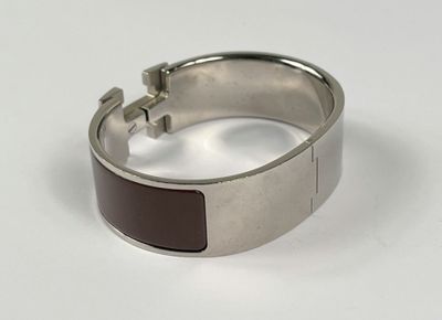 une bague ornée d'une croix, posée sur une table