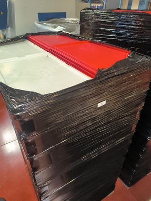 une grande pile de chemises noires et rouges posée sur une table