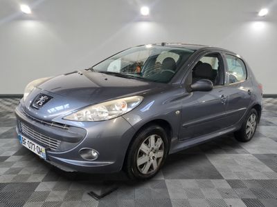 la voiture grise est garée dans le garage sur le sol en damier