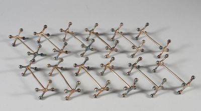 de nombreux petits objets métalliques posés sur une surface blanche
