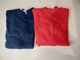 deux t-shirts rouge et bleu posés sur une surface blanche