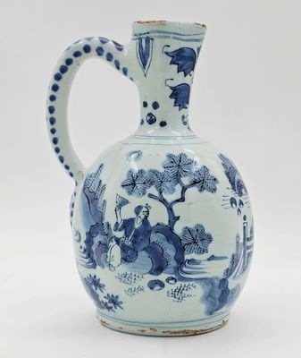 vase bleu et blanc orné d'un motif représentant des oiseaux et des fleurs