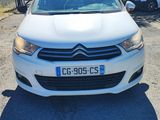 la voiture blanche est garée dans le parking à côté du bâtiment