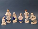 sept figurines représentant des personnes vêtues de blanc et de bleu