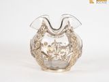un vase en verre transparent orné d'un motif doré