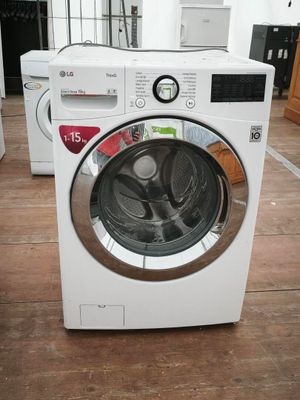 une machine à laver posée sur le sol