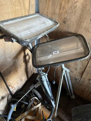 une table sur laquelle est posé un plateau, dans une pièce