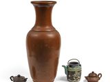 un vase marron et deux théières placées l'une à côté de l'autre