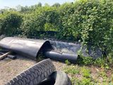 un tas de pneus qui ont été laissés par terre