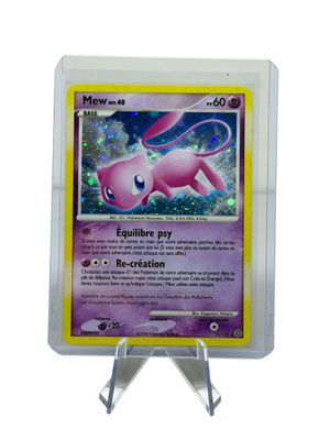 gros plan d'une carte pokemon sur un support