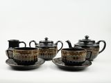 trois tasses et soucoupes posées sur une table
