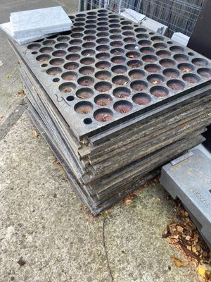 un tas de parpaings posé au bord de la rue