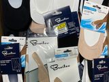 Plusieurs paires de chaussettes pour homme se trouvent dans une boîte en carton