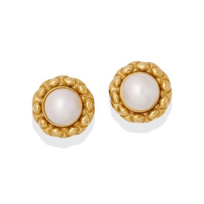 une image représentant une paire de boucles d'oreilles en perles sur fond blanc