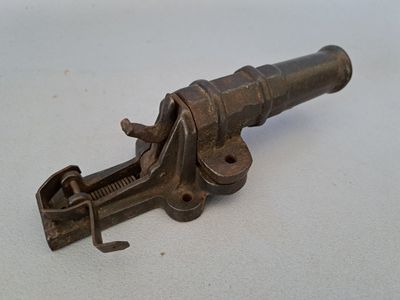 un vieux pistolet posé sur une table
