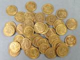 un tas de pièces d'or posées sur une table
