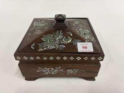 une petite boîte en bois ornée d'un motif floral
