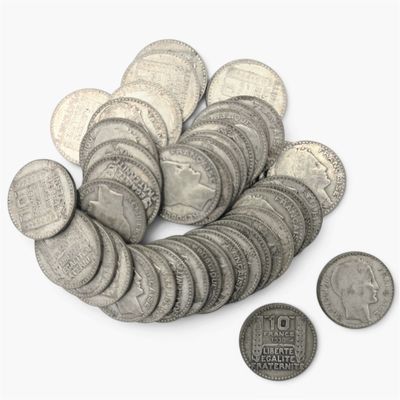 une pile de pièces d'argent sur une surface blanche