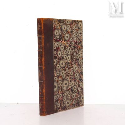 un vieux livre posé sur une table