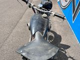 une moto garée sur le côté de la route