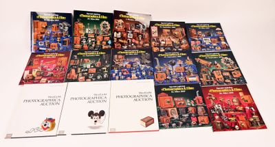 un grand nombre de livres posés sur une table