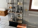 une pièce dans laquelle se trouvent une étagère et une chaise