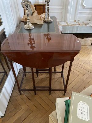 une petite table sur laquelle est posé un livre