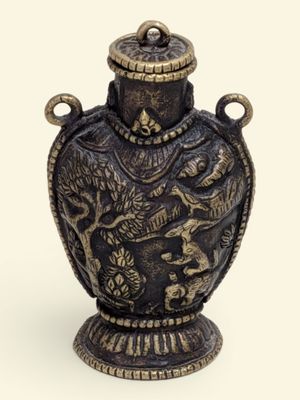 une image représentant un vase décoratif orné d'un dragon