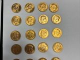 Deux sacs de pièces d'or sont posés l'un à côté de l'autre sur une table.
