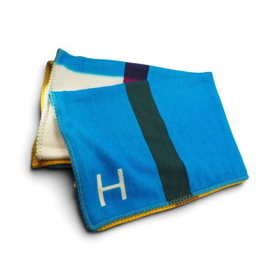 couverture bleue et jaune ornée d'un monogramme « h »