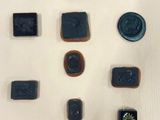 de nombreux boutons disposés sur une surface blanche