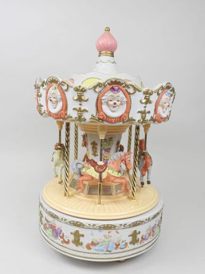 un petit carrousel posé sur une table