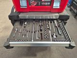une boîte à outils rouge contenant de nombreux outils