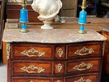 un buste en marbre posé sur une commode