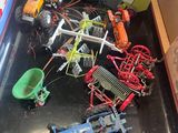 un plateau noir sur lequel sont posés plusieurs petits véhicules-jouets