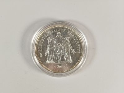 gros plan d'une pièce de monnaie sur une table à fond blanc