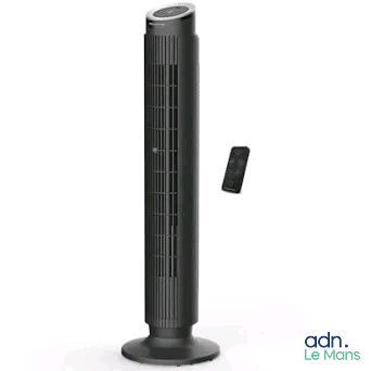 une photo d'un ventilateur colonne noir surmonté d'une télécommande