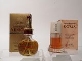 un flacon de parfum à côté d'un coffret de parfum