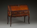 un bureau ancien avec un plateau en bois et deux tiroirs