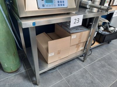 une machine posée sur une table sur laquelle se trouvent des cartons