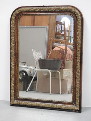 un miroir posé sur le sol devant une chaise