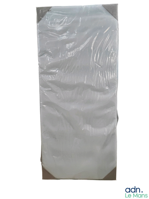 une photo d'un sac en plastique sur fond blanc