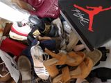 un tas de chaussures et des chaussures qui traînent par terre