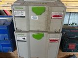 une pile de cartons posée sur une étagère en bois