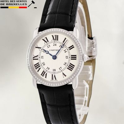 une montre-bracelet blanche avec des chiffres romains
