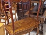 une table surmontée d'une étagère, placée au milieu d'une pièce