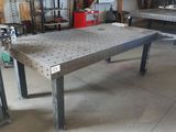 un grand établi métallique dans un garage, avec des outils