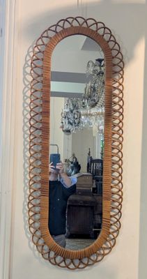 une femme se prenant en photo dans un miroir