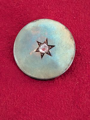 Broche circulaire en or jaune, le centre orné d’un diamant t…
